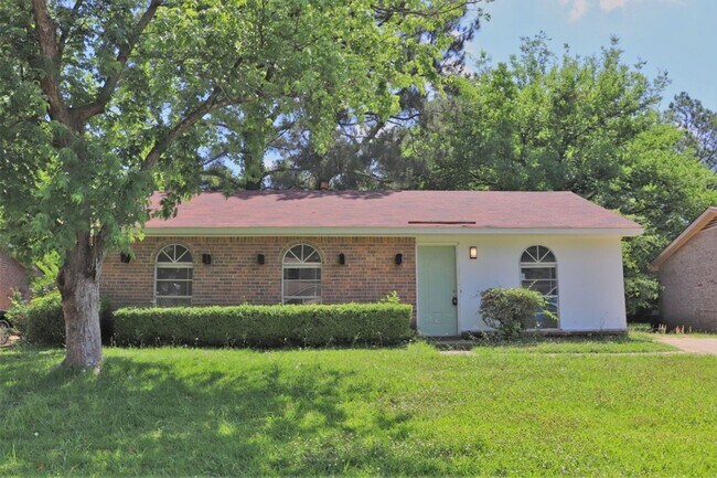 Building Photo - Charming 3-bedroom waiting to be yours !!