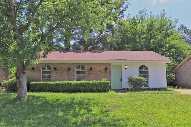 Primary Photo - Charming 3-bedroom waiting to be yours !!