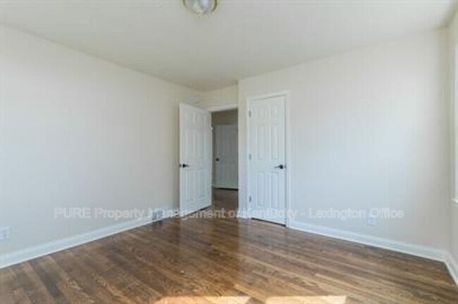 Building Photo - 574 Bob-O-Link Drive