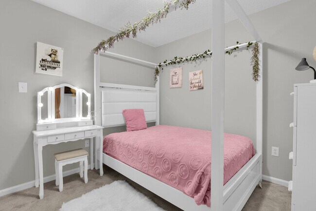 Building Photo - 136 Meadowside Ln