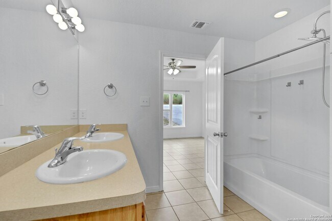 Building Photo - 2720 Golf Dr