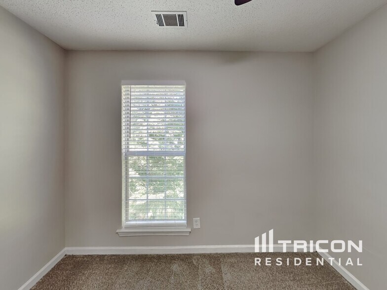 Building Photo - 10587 Village Trail