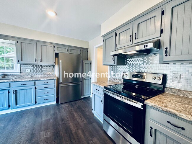 Building Photo - Cozy Ranch Home in Shawnee w/ Plenty of Natural Light, Wood Floors Throughout and an Updated Kitc...