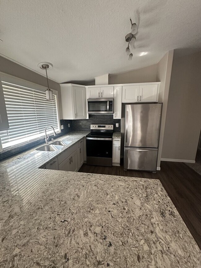 Building Photo - Beautiful single story on large lot in lov...