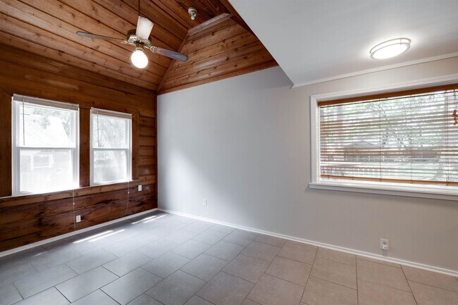 Building Photo - 519 S Reese St