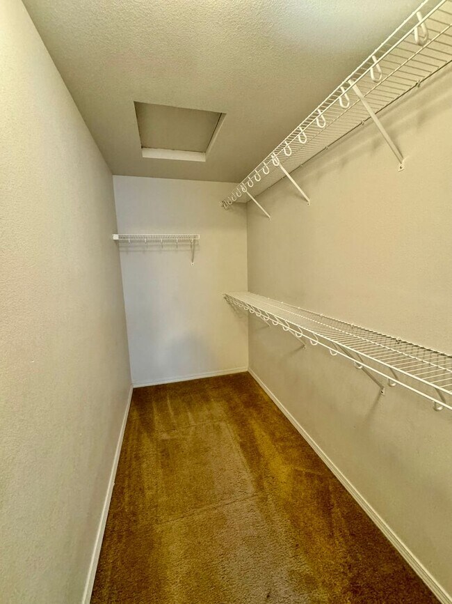 Building Photo - 516 NE Negus Loop