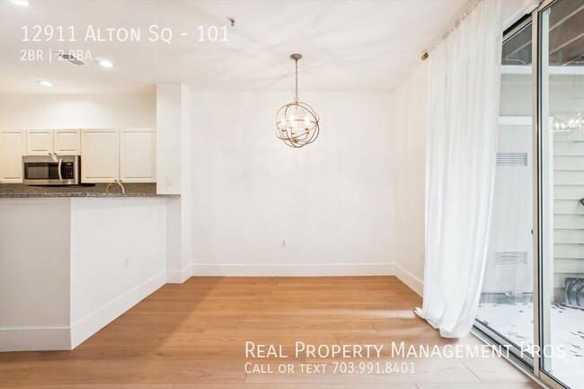 Building Photo - Beautifully Updated 2 Bedroom Condo for Re...