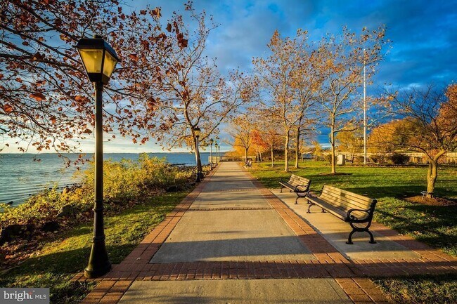 Building Photo - 421 Concord St