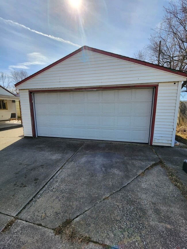 Building Photo - Updated 3 Bedroom Ranch style home
