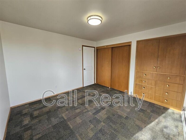Building Photo - 904 W Lincoln Pl
