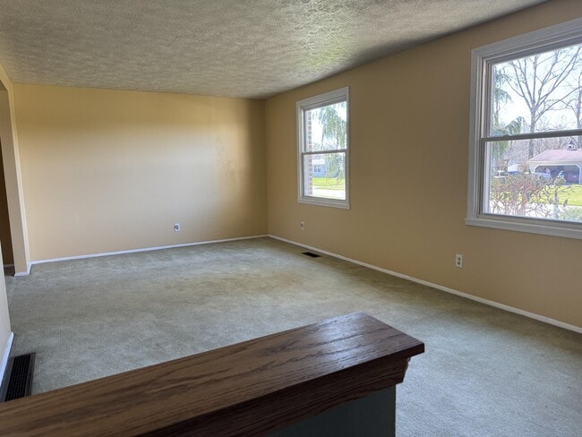 Building Photo - 535 Willow Dr SE