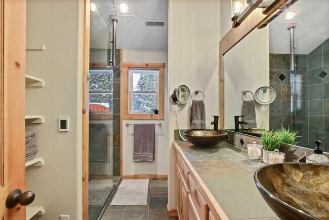 Building Photo - 130 Par Dr