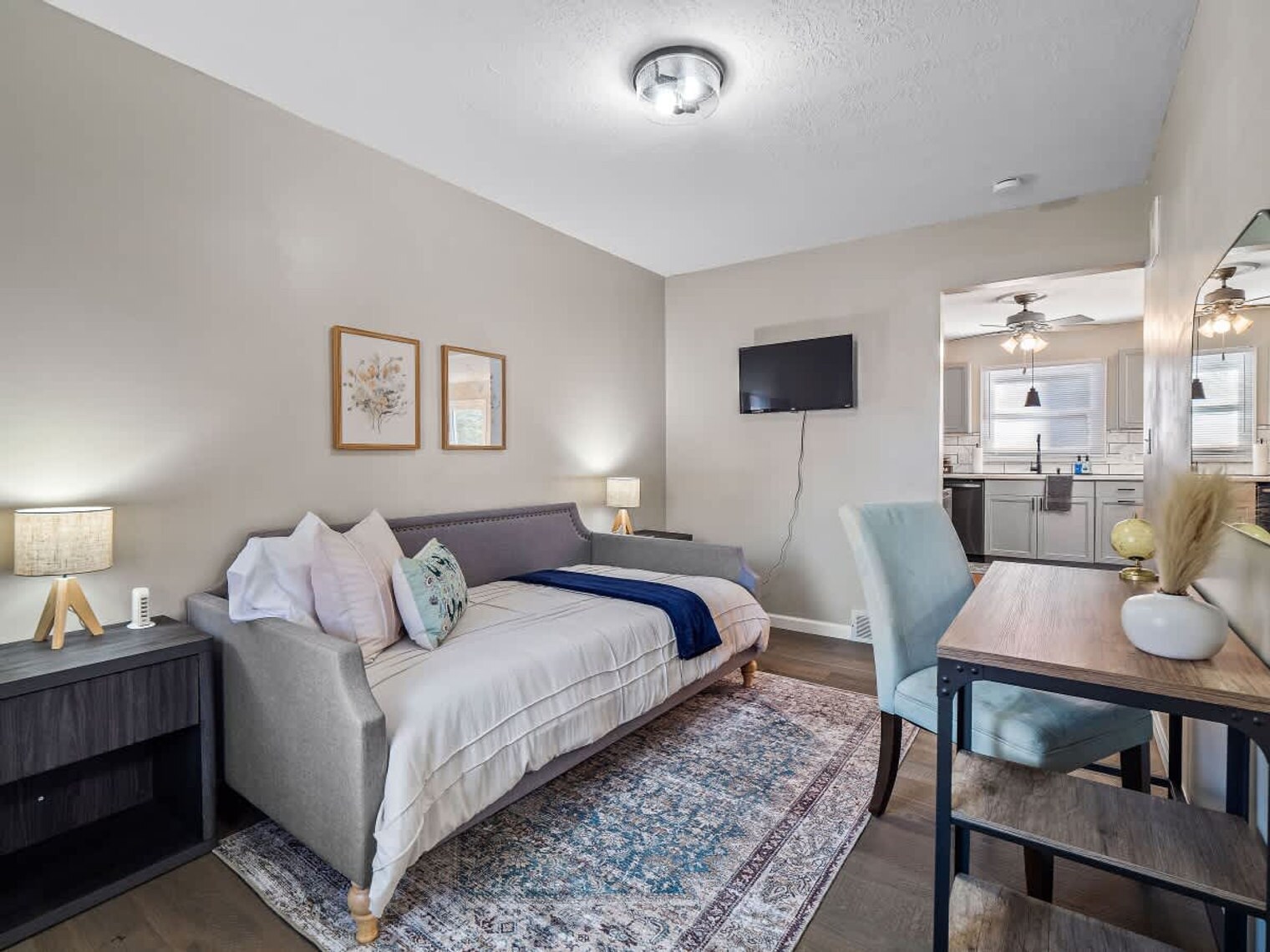 Building Photo - 4861 Pineview Dr