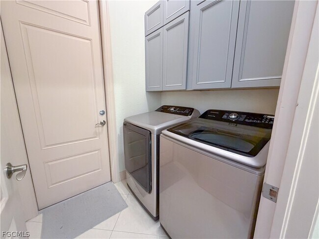 Building Photo - 2501 SE 19th Pl