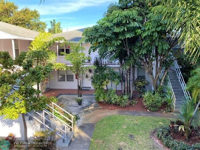 Building Photo - 306 N Lakeside Ct