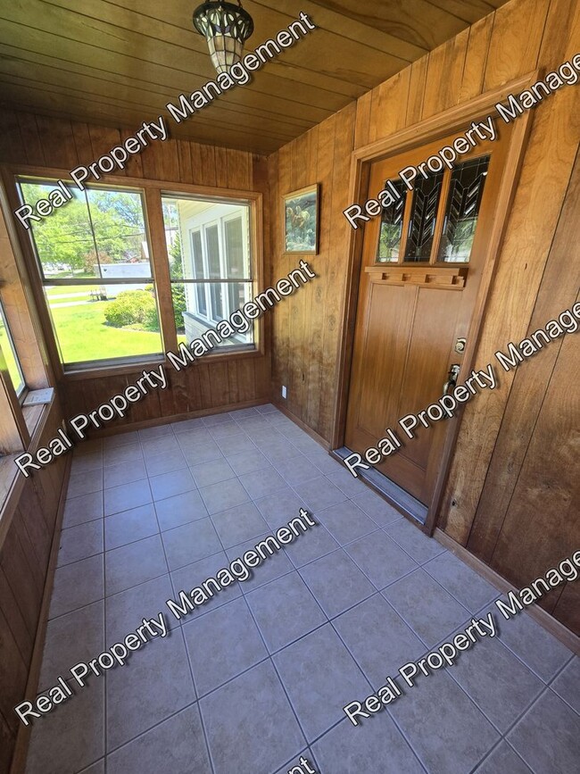 Building Photo - Charming Three Bedroom Ranch