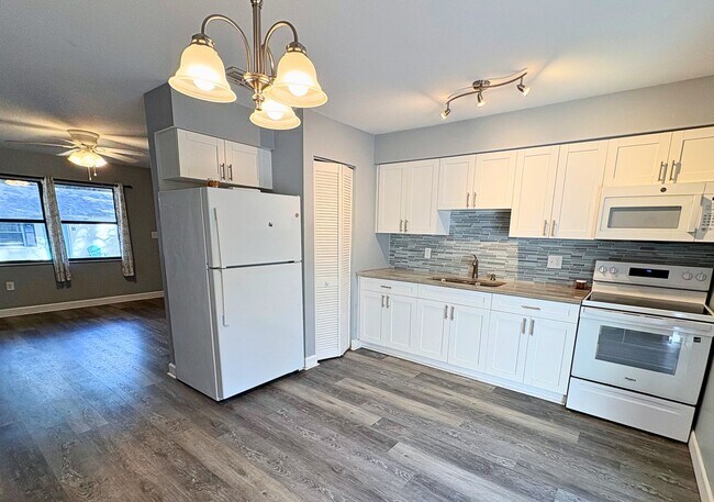 Building Photo - 427 6th Ave NE