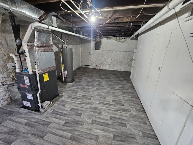 Building Photo - 2-Bedroom Townhouse