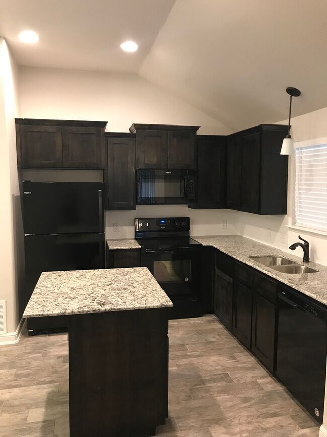 Building Photo - Charming 2 Bed / 2 Bath Duplex in Trimmier...