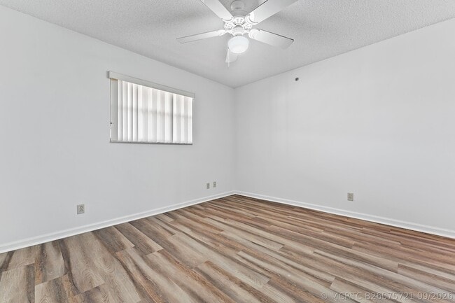 Building Photo - 700 Uno Lago Dr