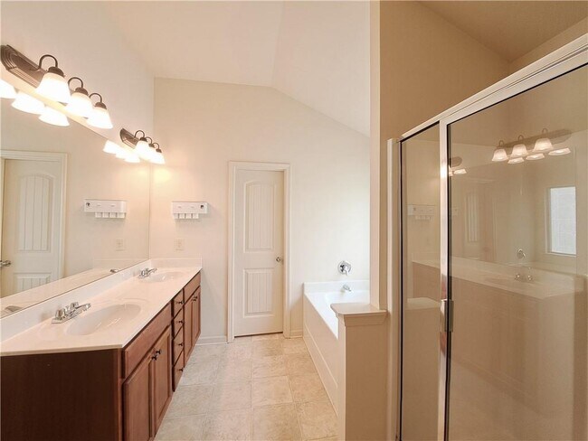 Building Photo - 867 Pine Ln