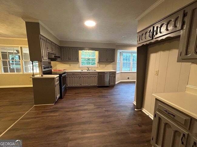 Building Photo - 2000 Forest Dr