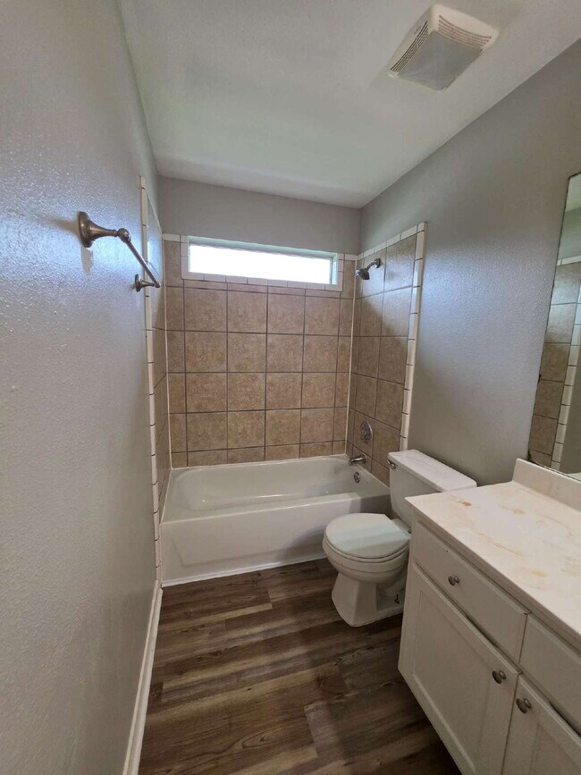 Building Photo - Updated 3/2 Duplex Near Shopping in San Antonio