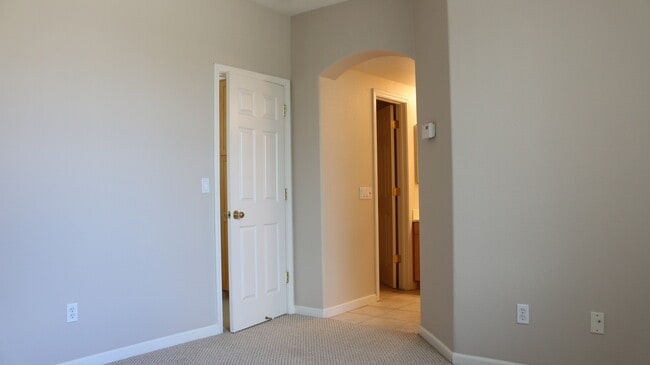 Building Photo - Excellent 2 Bed 2 Bath Town Home