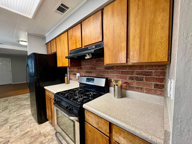 Building Photo - Charming Home Available in Tahoe Park!