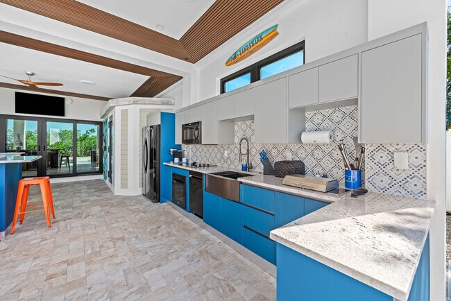 Building Photo - 247 Pescayo Ave