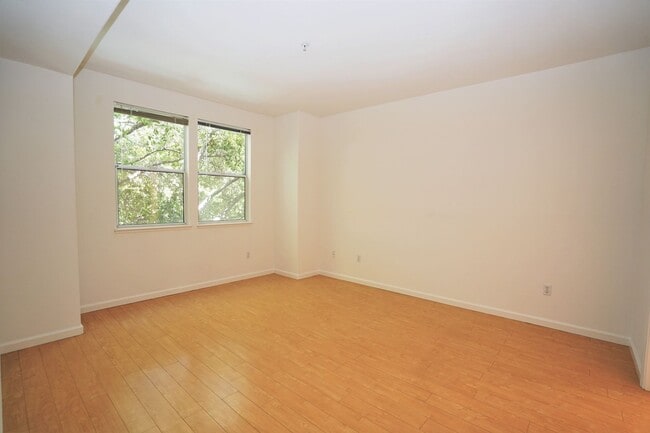 Building Photo - Beautiful & Spacious Condo in Desirable Sunnyvale Location!