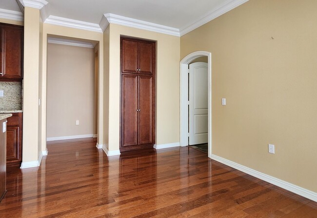 Building Photo - Beautiful 4BD, 2.5BA, Four Seasons at Heme...
