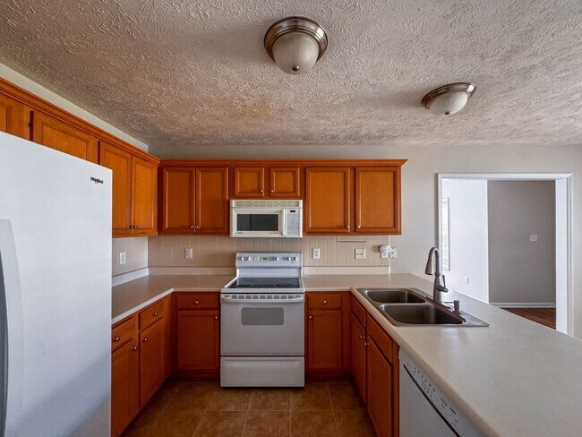 Building Photo - Lovely 3 Bed 2 Bath Plus Bonus Room Home in Raeford