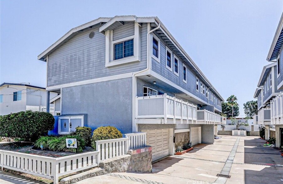 Building Photo - 2218 Mathews Ave