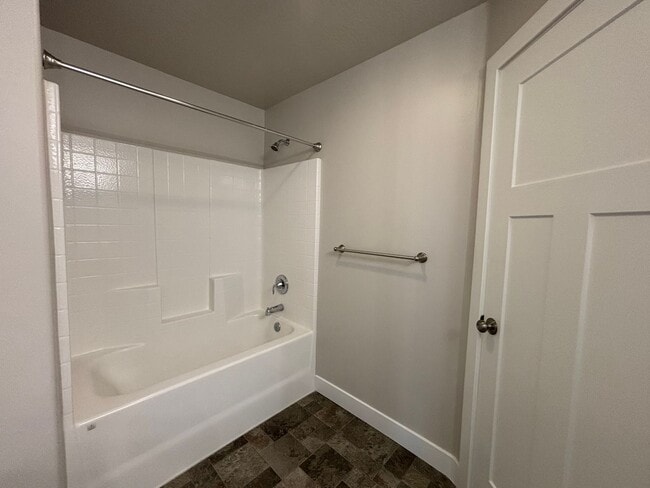 Building Photo - DARLING TWO BEDROOM TOWNHOME IN CEDAR CITY!