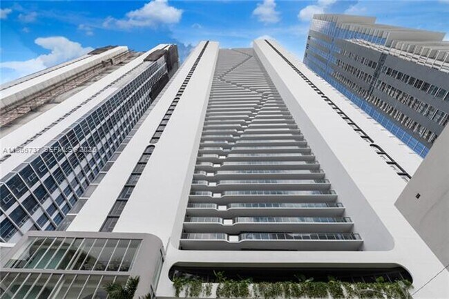 Building Photo - 700 NE 24th St