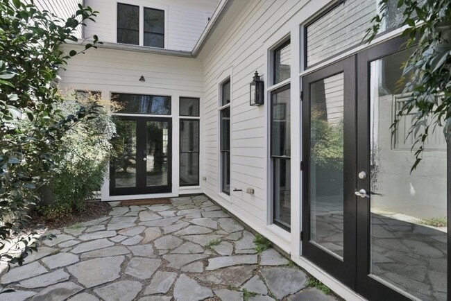 Building Photo - 10671 Serenbe Ln