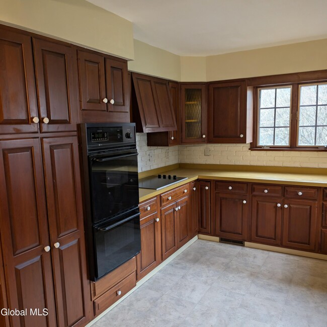 Building Photo - 1556 Dean St