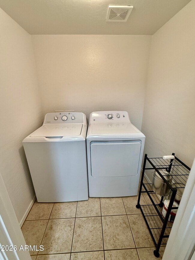 Building Photo - 2300 E Magma Rd