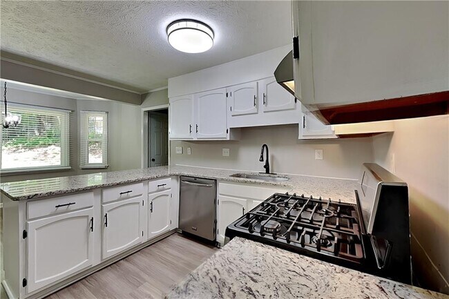 Building Photo - 9880 Lake Forest Way