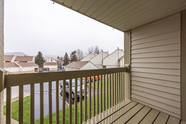 Building Photo - Conveniently Located Racquet Club Condo