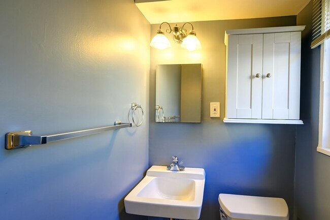 Building Photo - Well Maintained 3BR/2.5BA Home in Silver Spring