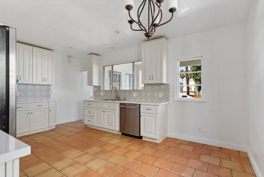 Kitchen - 1123 S Tremaine Ave