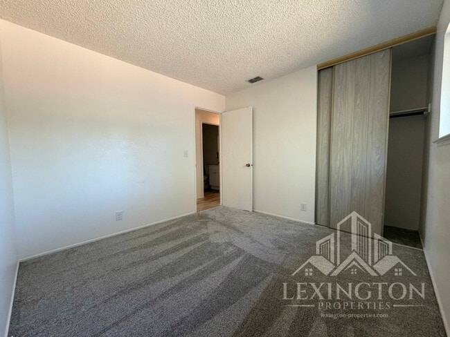 Building Photo - Lovely, 3BD/2BA, Home in Desirable Orangevale Neighborhood, Almond Acres, off Oak Ave. and Hickory!