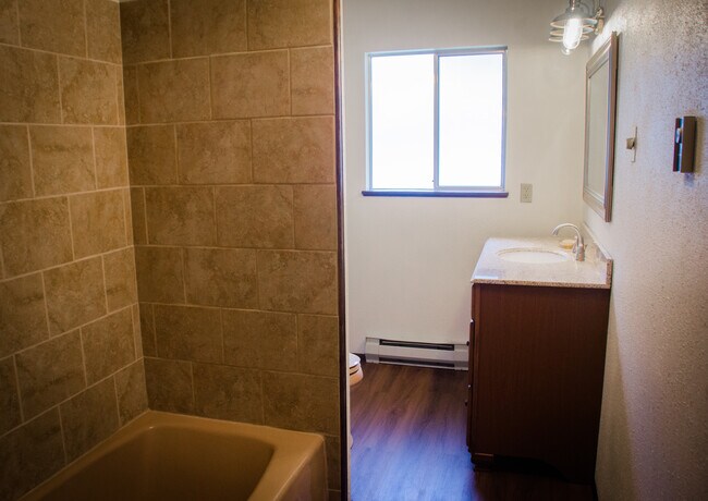 Master/upstairs bathroom - 11839 Glenwood Rd