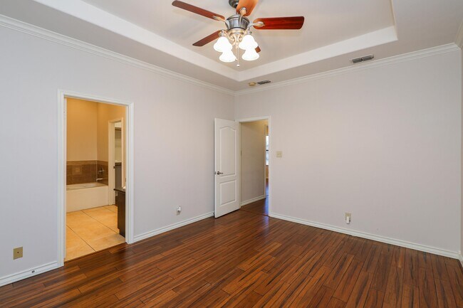 Building Photo - 707 St James Dr