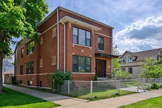Building Photo - 5801 W Ainslie St
