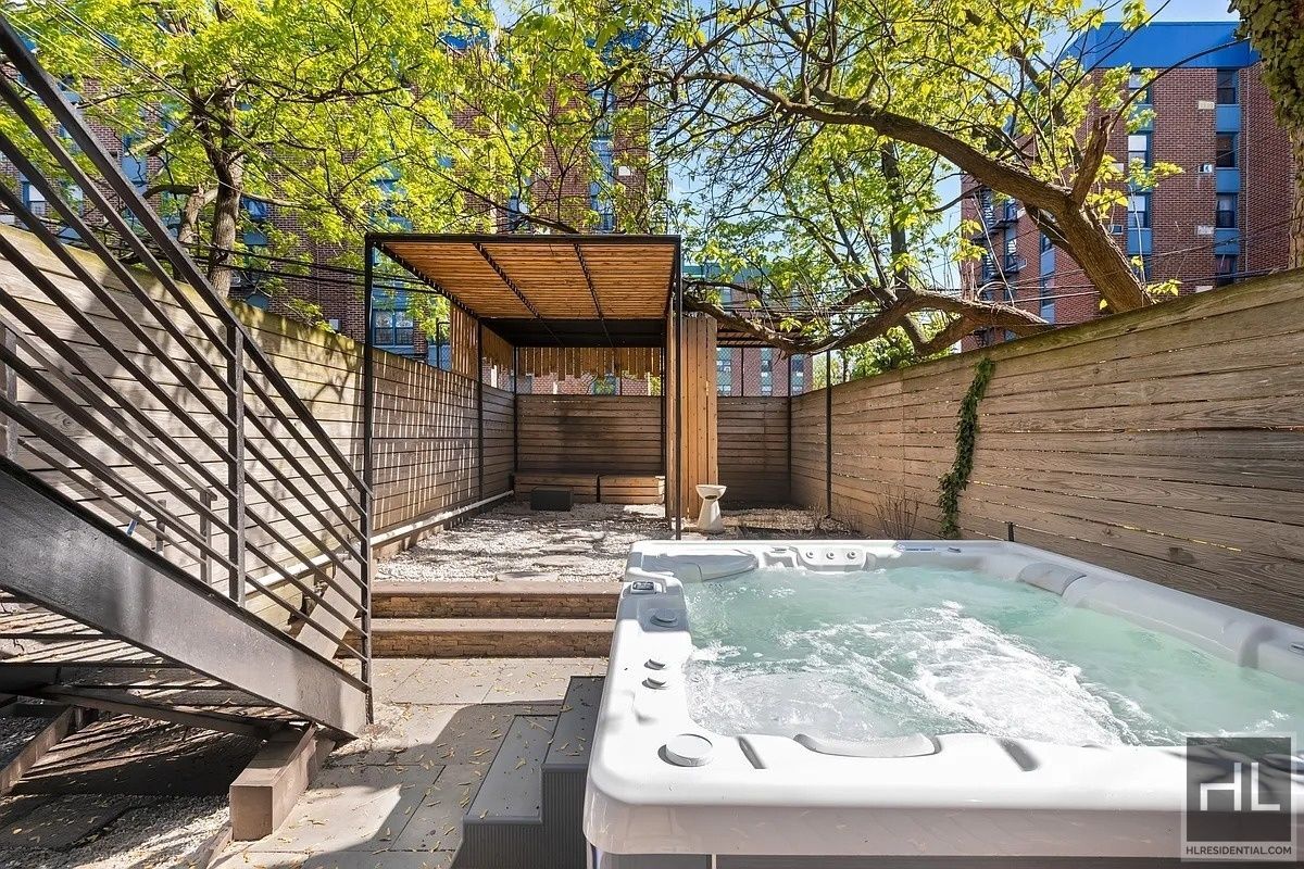 Building Photo - Gorgeous Townhome in Bed Stuy!