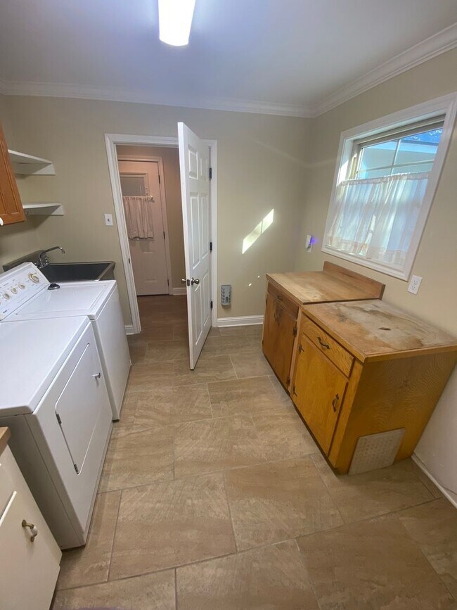 Building Photo - ** Charming 3 Bedroom/2 Bath Blanchard Home **