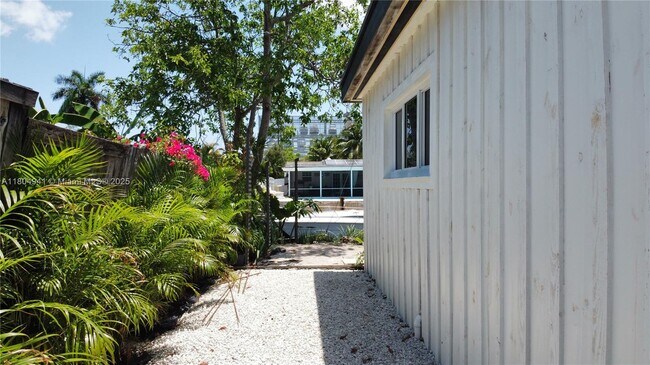 Building Photo - 1720 SW 23rd Ave